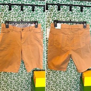 NWT Time&Tru Khaki shorts 🩳 Size: 6 Color is solid, shadows in the picture.